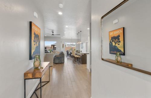 Hurricane House | Luxury Poolside Retreats Near Zion l Private Pools