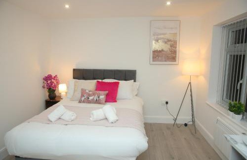 Luton House | Luxury Private Ensuite and Kitchenette Room Near Luton Airport 4 Min Drive