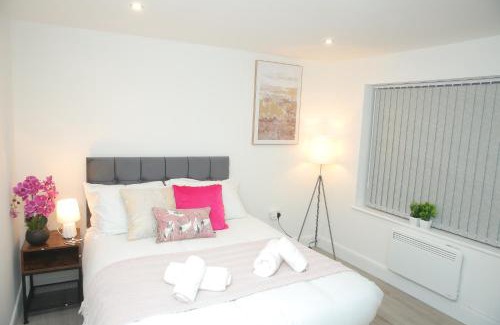 Luton House | Luxury Private Ensuite and Kitchenette Room Near Luton Airport 4 Min Drive