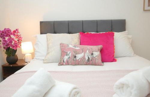 Luton House | Luxury Private Ensuite and Kitchenette Room Near Luton Airport 4 Min Drive
