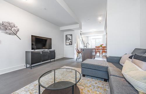 Cooksville House | Luxury Properties close to Rogers Center in Toronto Downtown Core