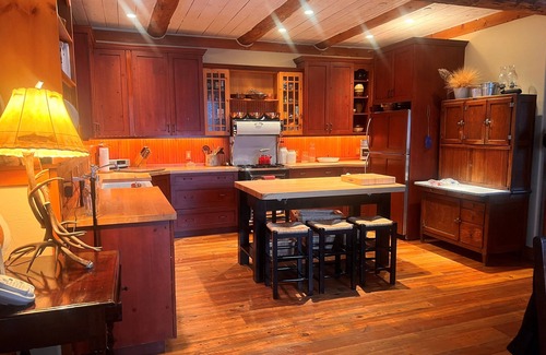 Porcupine Park Cabin | Luxury - Quintessential Montana Retreat - Ski and Fish! Sleeps 10, 4 beds 4 bath