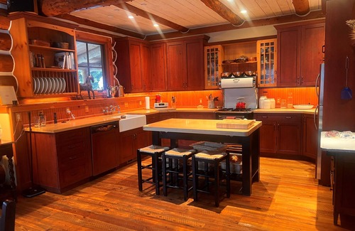Porcupine Park Cabin | Luxury - Quintessential Montana Retreat - Ski and Fish! Sleeps 10, 4 beds 4 bath