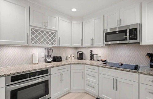 College Park House | Luxury Ranch 2 Master Kg Bed w/heated Salted Pool