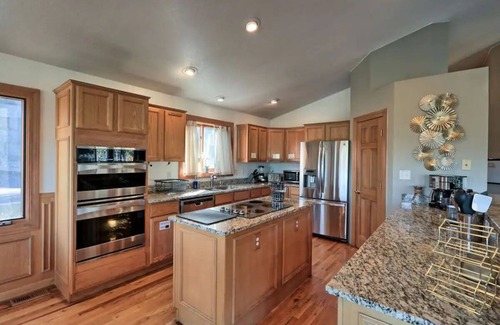 Pleasant Park Corridor House | Luxury Red Rocks w/Firepit, BBQ & NEW Hottub