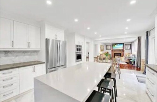 Ajax House | Luxury Remodel w HOT TUB, 6 Bdrm w 3 King beds.