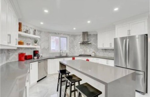 Ajax House | Luxury Remodel w HOT TUB, 6 Bdrm w 3 King beds.