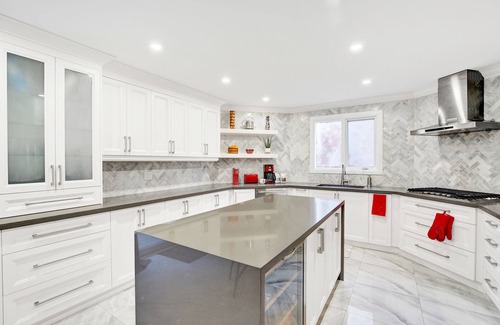 Ajax House | Luxury Remodel w HOT TUB, 6 Bdrm w 3 King beds.