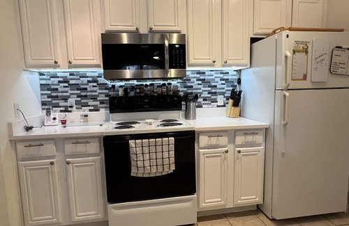 Sarasota Condo | Luxury resort-style 2 Br 2 Bath, pool, tennis court, parking, gym, fountain lake