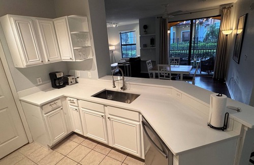 Sarasota Condo | Luxury resort-style 2 Br 2 Bath, pool, tennis court, parking, gym, fountain lake