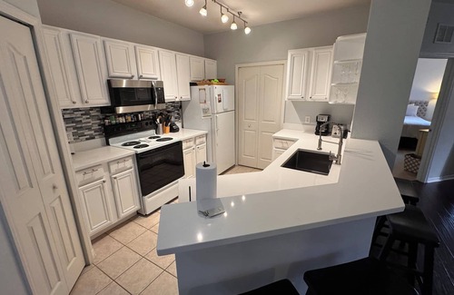 Sarasota Condo | Luxury resort-style 2 Br 2 Bath, pool, tennis court, parking, gym, fountain lake