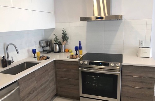 Cote-Des-Neiges—Notre-Dame-De-Grace Apartment | Luxury retreat*brand-new*2 queen beds*gym 24/7