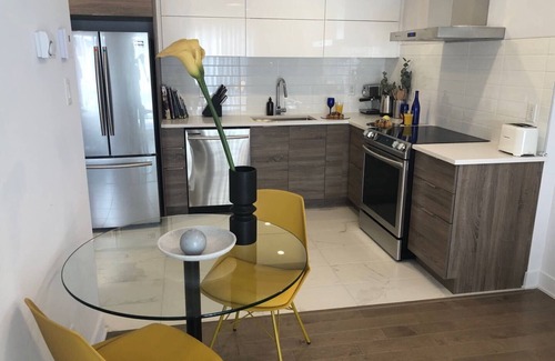 Cote-Des-Neiges—Notre-Dame-De-Grace Apartment | Luxury retreat*brand-new*2 queen beds*gym 24/7