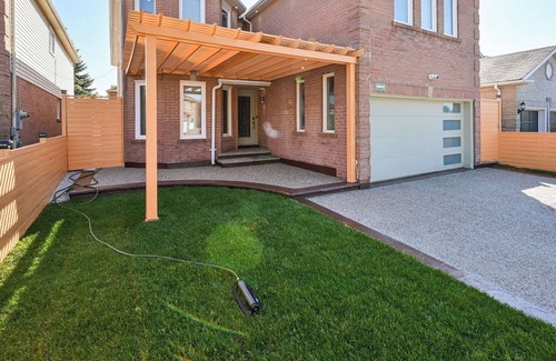 Lisgar House | Luxury Retreat: Grand 7-Bedroom Haven for Groups