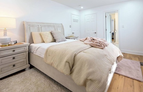 Lisgar House | Luxury Retreat: Grand 7-Bedroom Haven for Groups