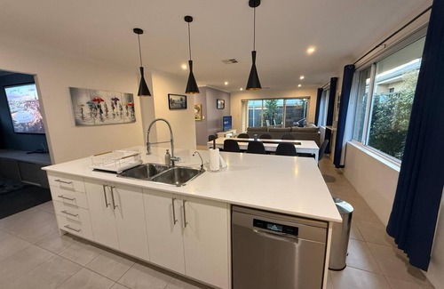 Bullsbrook House | Luxury Retreat in The Vines – Golf, Wineries & Relaxation at Your Doorstep