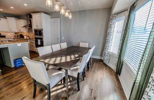 Jefferson House | Luxury Retreat: Modern 5BR Ranch in Bennington