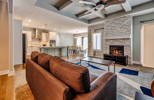 Jefferson House | Luxury Retreat- Modern 5BR Ranch in Bennington
