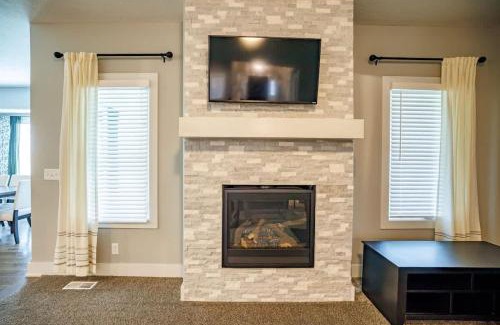 Jefferson House | Luxury Retreat- Modern 5BR Ranch in Bennington