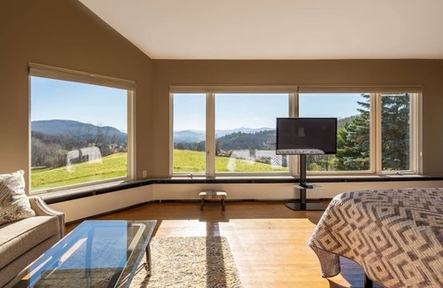 Pittsford House | Luxury Retreat w Incredible View