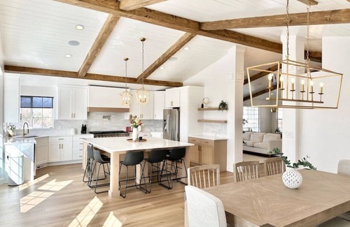 Draper House | Luxury Retreat with Spectacular Views