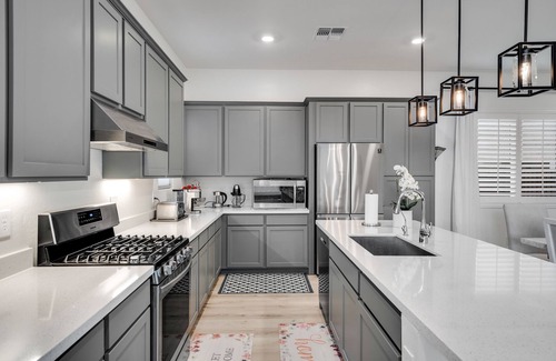 Peoria House | Luxury RH Furnished-Modern Home-Super Clean -All 5 stars review-Great Location