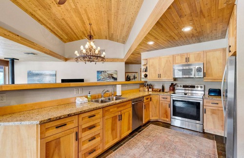Grantsdale Cabin | Luxury River Front Property