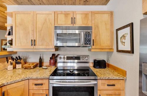 Grantsdale Cabin | Luxury River Front Property