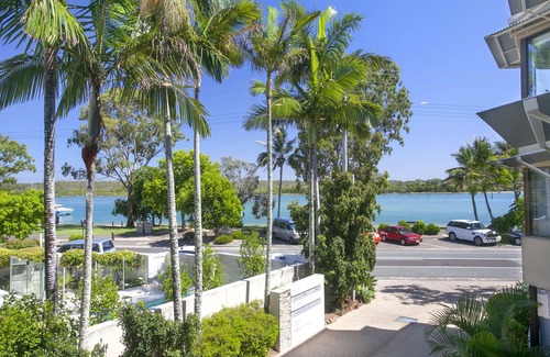 Noosaville Apartment | Luxury riverfront apartment, free use of bikes and kayaks, free fast wifi