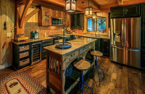 Lansing House | Luxury Riverfront Lodge - Sleeps 12, VIEWS, Fireplaces, Dogs OK