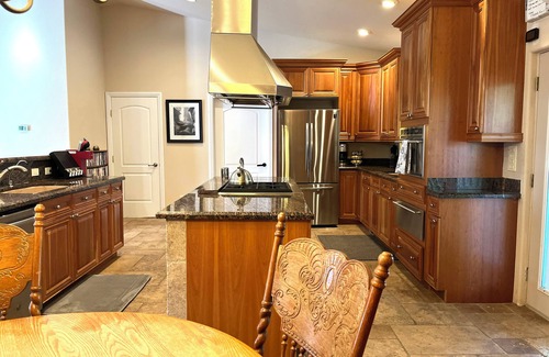 Hatch Cabin | LUXURY RIVERFRONT RETREAT: PET FRIENDLY: BRYCE/ZION, RAFTING, FISHING, HIKING