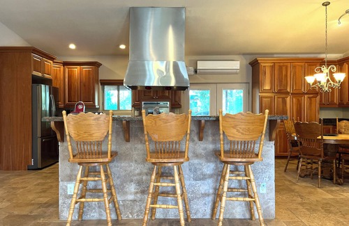 Hatch Cabin | LUXURY RIVERFRONT RETREAT: PET FRIENDLY: BRYCE/ZION, RAFTING, FISHING, HIKING