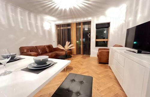 Peninsula Apartment | Luxury Riverside Retreat With Bath Jacuzzi