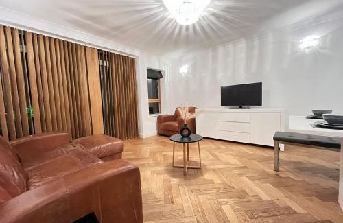 Peninsula Apartment | Luxury Riverside Retreat With Bath Jacuzzi