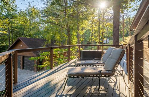 Mid America House | Luxury Rock Creek Cabin w Deck by Lake Hamilton