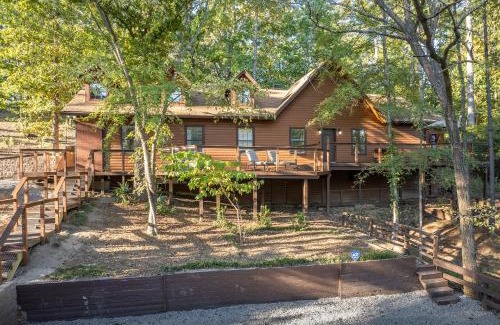 Mid America House | Luxury Rock Creek Cabin w Deck by Lake Hamilton