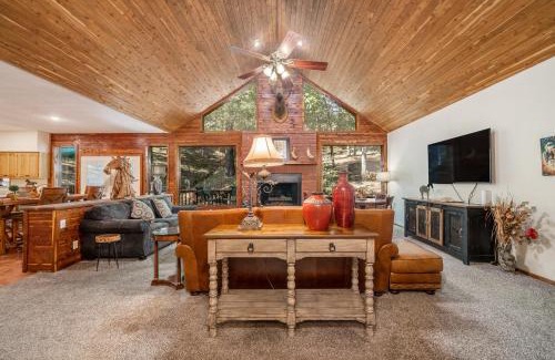 Mid America House | Luxury Rock Creek Cabin w Deck by Lake Hamilton