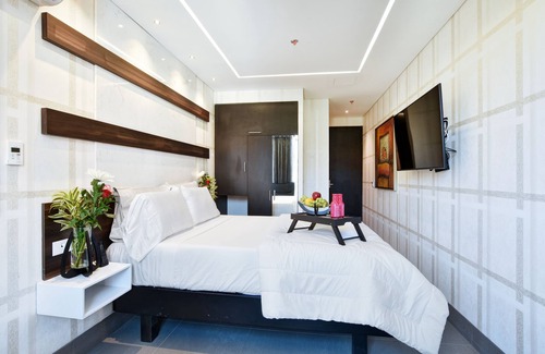 Las Lomas I Hotel | Luxury Room with window