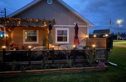 Cap-Pele Ski Chalet | LUXURY ROSE COTTAGE ,ABOITEAU BEACH,CAP PELE
