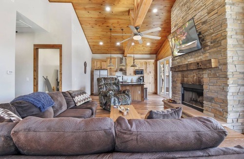 Hudson Cabin | Luxury Rustic Cabin! Over 160 Acres w/trails