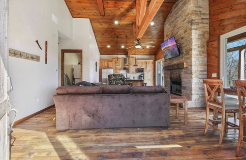 Hudson Cabin | Luxury Rustic Cabin! Over 160 Acres w/trails