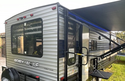 Taft House | Luxury RV on a beautiful land with all amenities, fantastic deck for relaxing