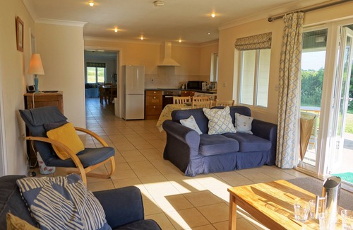 Yarmouth House | Luxury self catering level entry bungalow in a meadow, near coast and country