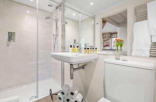 Totnes House | Luxury self-contained cottage for two with hot tub