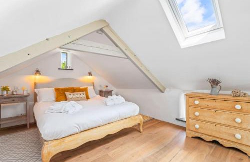 Totnes House | Luxury self-contained cottage for two with hot tub