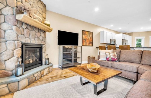 Carrabassett Valley House | Luxury Ski In/Out Town Home w/Mtn Views & Hot tub!