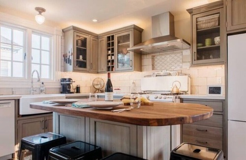 Alameda Apartment | Luxury Spa in Designer Victorian Suiten