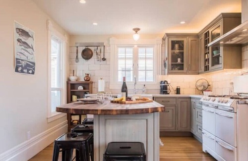 Alameda Apartment | Luxury Spa in Designer Victorian Suiten