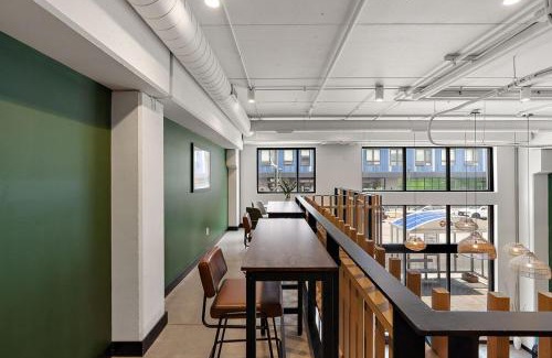 Downtown Minneapolis Apartment | Luxury Spacious 2Bd Condo In DT Minneapolis, Minutes From Minneapolis Convention Center & US Bank Arena