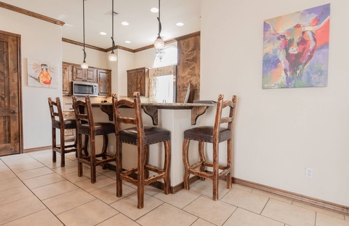 Kerrville House | Luxury & Spacious 3 bed/3 Bath Villa in Gated Community - Great for Families